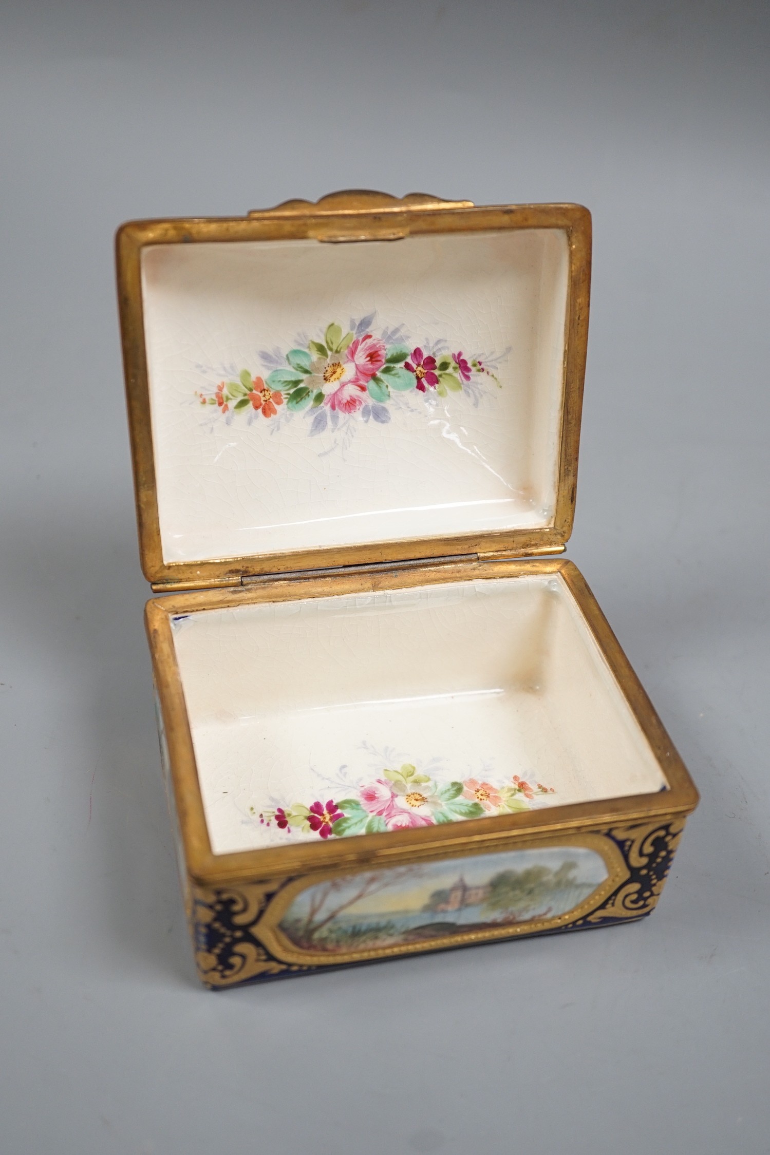 A French porcelain trinket box, 11cm wide